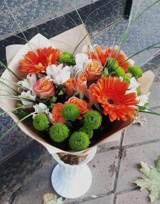 Букет цветов из: Герберы, Хризантемы, Альстромерии и Розы в Фосфоритный