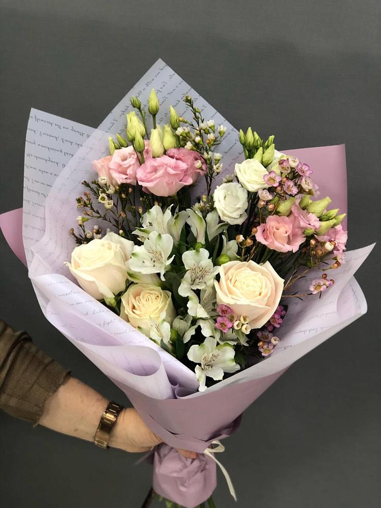 Букет цветов из: Альстромерии, Розы и Лизиантусы в Фосфоритный