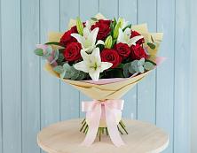 Букет цветов из:  Лилии и Розы в Фосфоритный