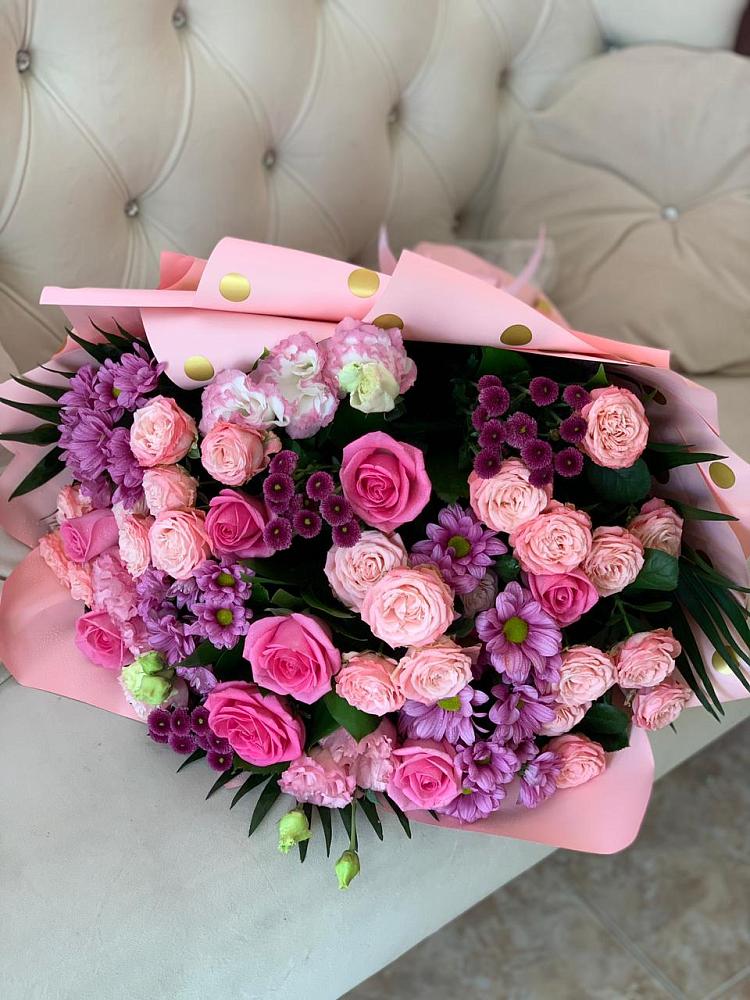 Букет цветов из: Хризантемы, Розы и Лизиантусы в Фосфоритный