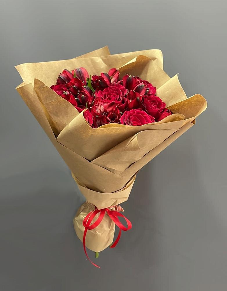 Букет цветов из: Альстромерии и Розы в Фосфоритный