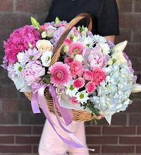 Композиция солнечный день в Фосфоритный Цветочная композиция из Розы, Хризантемы, Пионы и Лизиантусы в корзине в Фосфоритный