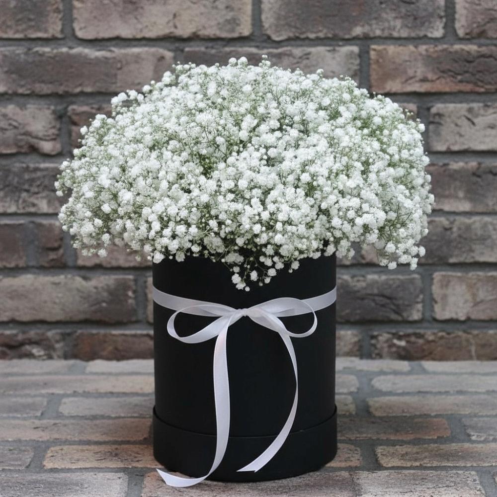 Цветочная композиция из Гипсофила в шляпной коробке в Фосфоритный