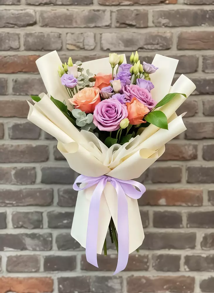 Букет цветов из: Лизиантусы и Розы в Фосфоритный