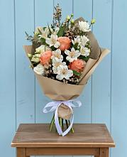 Букет цветов из:  Альстромерии, Лизиантусы, Розы и Хризантемы в Фосфоритный