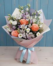 Букет цветов из:  Лизиантусы, Розы, Альстромерии и Гипсофила в Фосфоритный