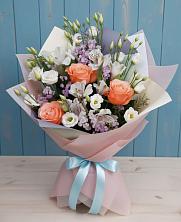 Букет цветов из:  Лизиантусы, Розы, Альстромерии и Гипсофила в Фосфоритный