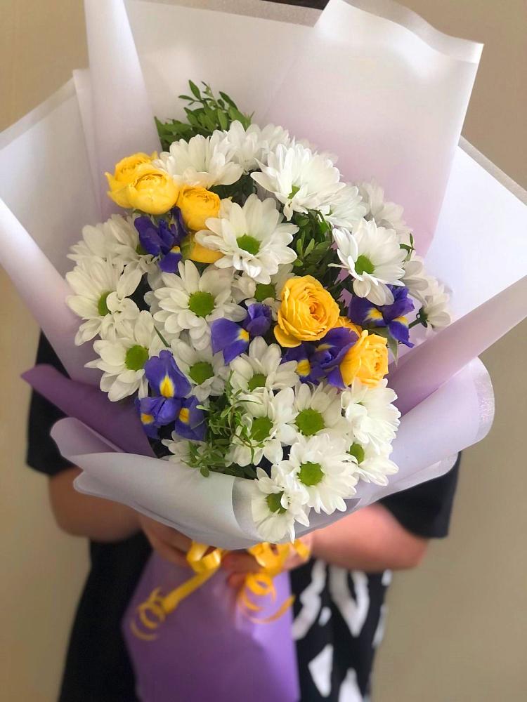 Букет цветов из: Ирисы, Хризантемы и Розы в Фосфоритный
