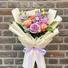 Букет цветов из:  Лизиантусы и Розы в Фосфоритный