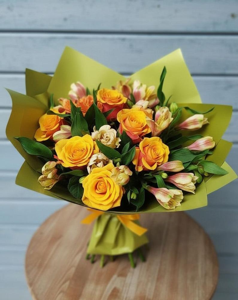 Букет цветов из: Альстромерии и Розы в Фосфоритный