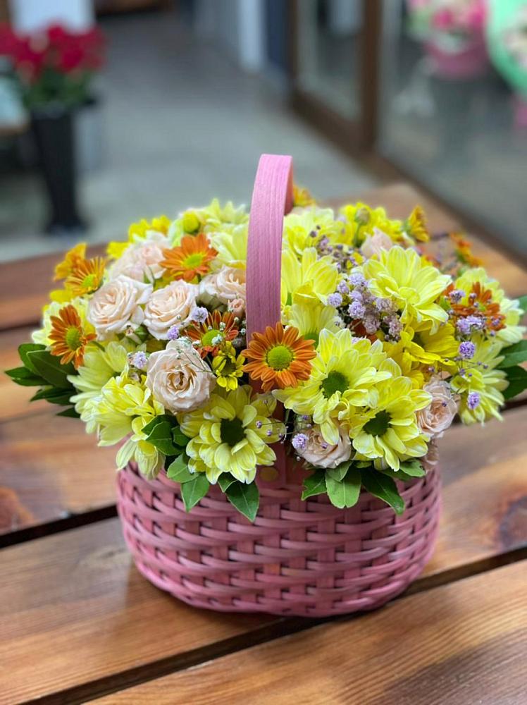 Цветочная композиция из Хризантемы и Розы в корзине в Фосфоритный