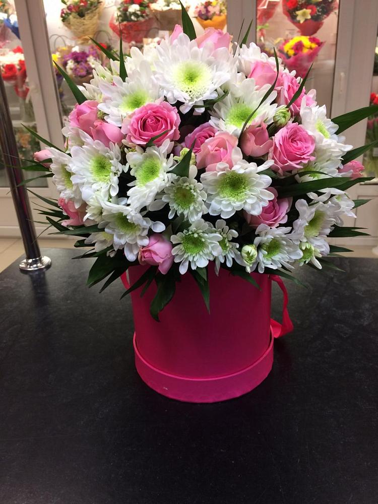 Цветочная композиция из Розы и Хризантемы в шляпной коробке в Фосфоритный