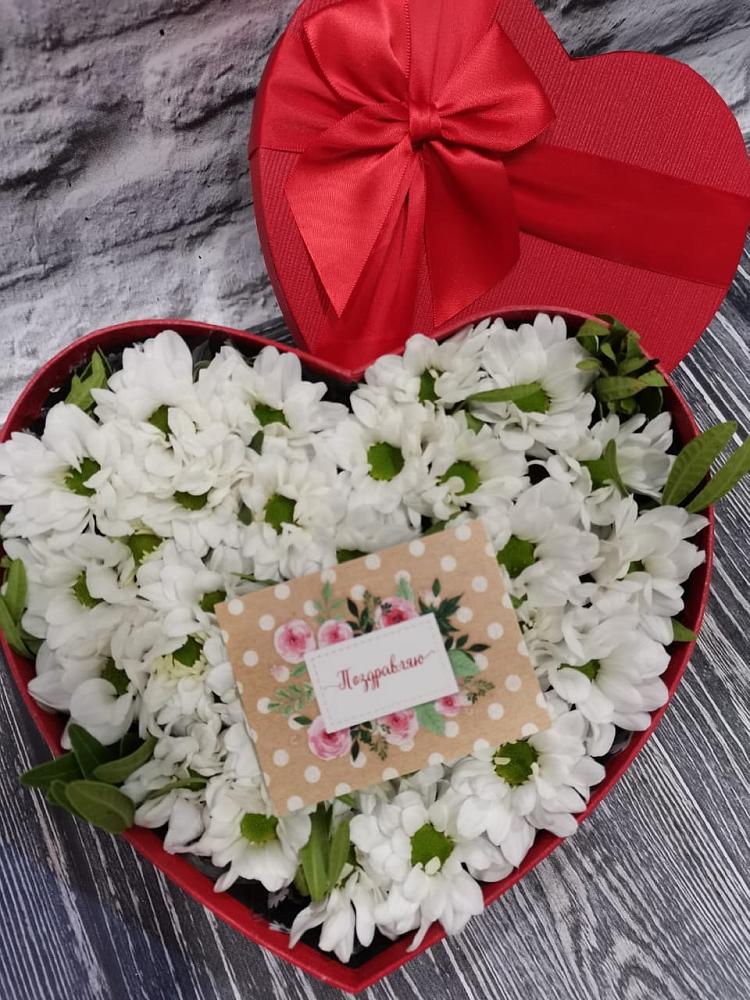 Цветочная композиция из Хризантемы в виде сердца в Фосфоритный