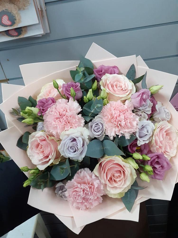 Букет цветов из: Розы, Гвоздики и Лизиантусы в Фосфоритный